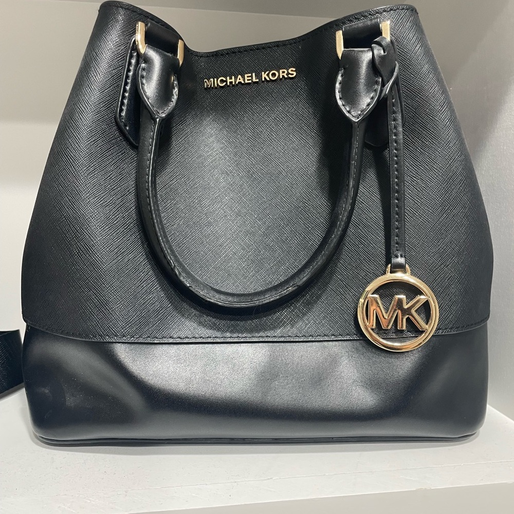 Michael kors bucket bag